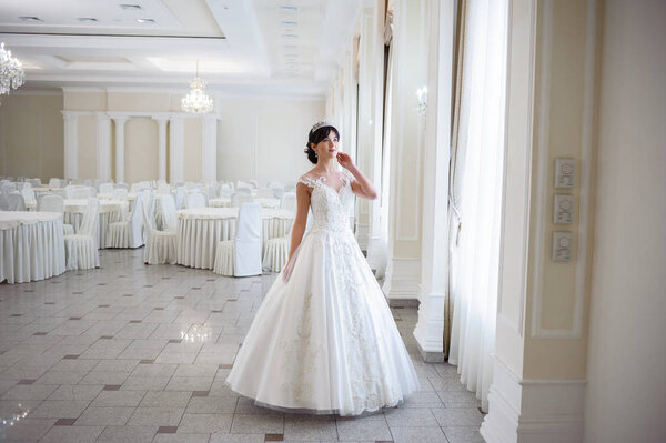 красивая невеста в свадебном платье