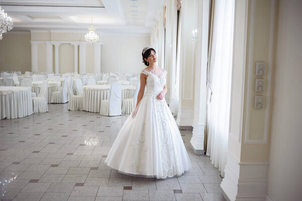 красивая невеста в свадебном платье