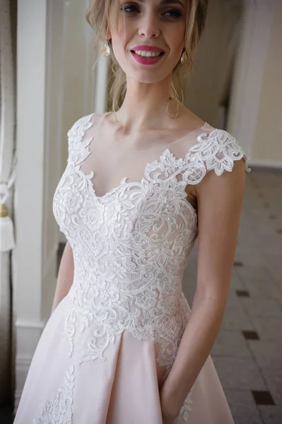 Retrato Noiva Bonita Vestido Noiva Perto Janela — Fotografia de Stock