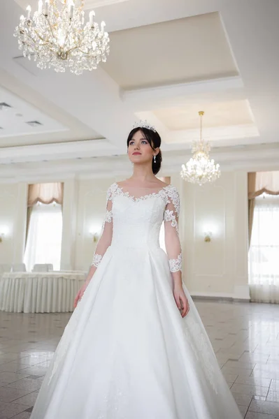 Красивый Портрет Невесты Свадебном Платье Окна — стоковое фото