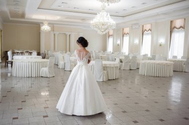 Pencere kenarında gelinlik içinde güzel bir gelin portresi.