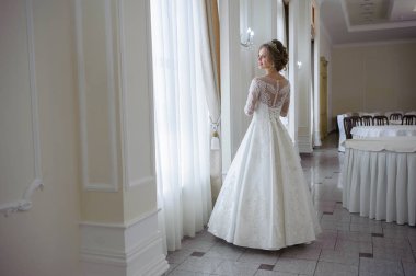 Gelinlik içinde güzel bir gelin 