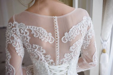 Arkasından bir gelinlik güzel gelin