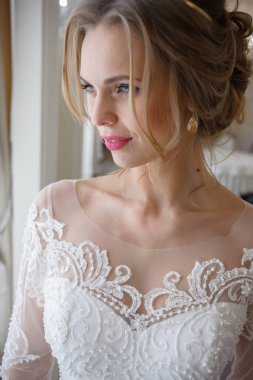 Gelinlik içinde güzel bir gelin 