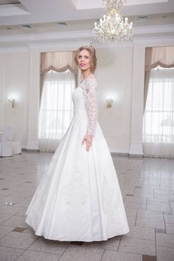 Gelinlik içinde güzel bir gelin 