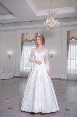 Gelinlik içinde güzel bir gelin 