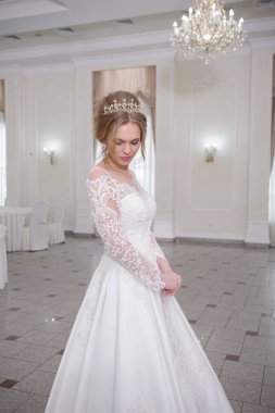 Gelinlik içinde güzel bir gelin 