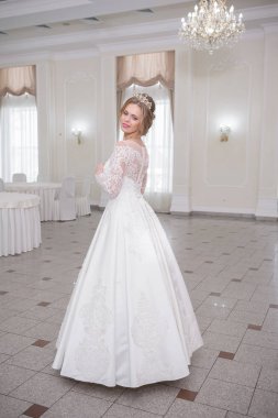 Gelinlik içinde güzel bir gelin 