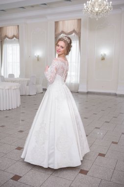 Gelinlik içinde güzel bir gelin 