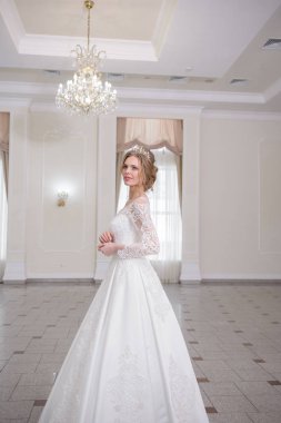 Gelinlik içinde güzel bir gelin 