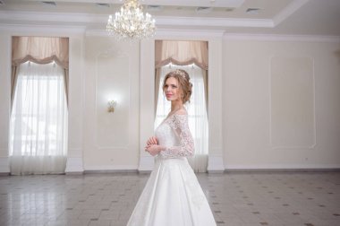 Gelinlik içinde güzel bir gelin 