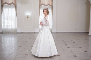 Gelinlik içinde güzel bir gelin 