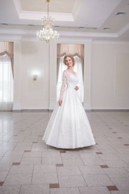 Gelinlik içinde güzel bir gelin 