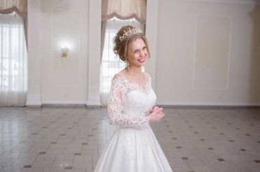 Gelinlik içinde güzel bir gelin 