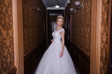 Salonda güzel gelin