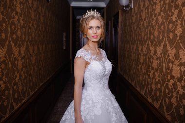 Salonda güzel gelin