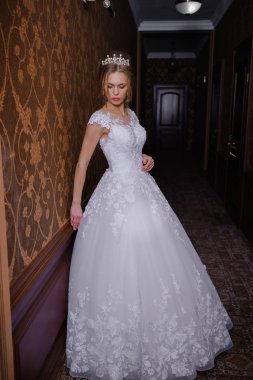 Salonda güzel gelin