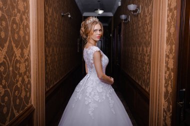 Salonda güzel gelin