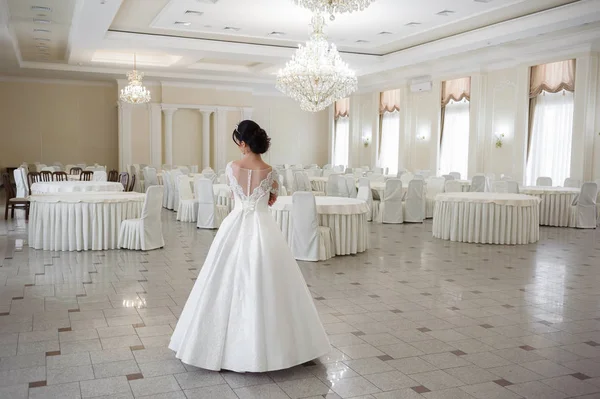Schöne Braut Porträt Hochzeitskleid Fenster — Stockfoto