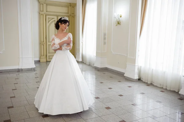 Schöne Braut Porträt Hochzeitskleid Fenster — Stockfoto