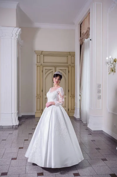 Mooie Bruid Een Bruiloft Jurk Wit Interieur — Stockfoto