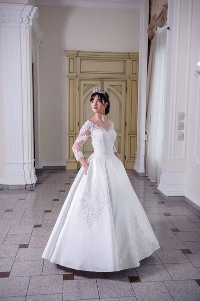 Красивая Невеста Свадебном Платье Белый Интерьер — стоковое фото
