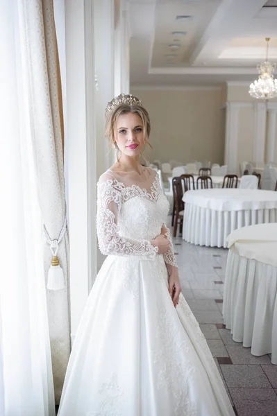 結婚式ドレス ホワイト インテリアの美しい花嫁 — ストック写真