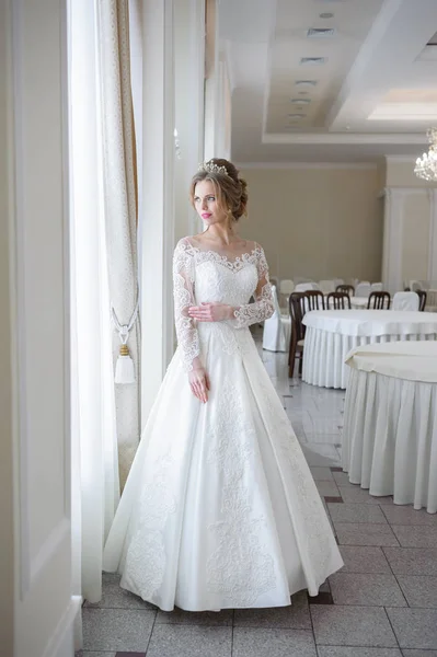 Красивая Невеста Свадебном Платье Белый Интерьер — стоковое фото