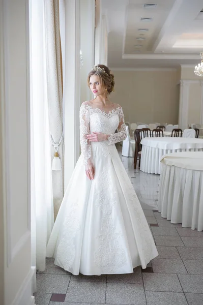 Belle Mariée Dans Une Robe Mariée Intérieur Blanc — Photo