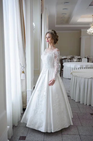 Schöne Braut Brautkleid Weißes Interieur — Stockfoto