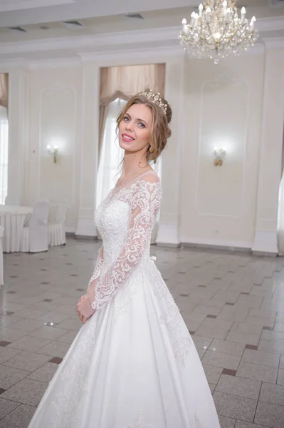 Красивая Невеста Свадебном Платье — стоковое фото