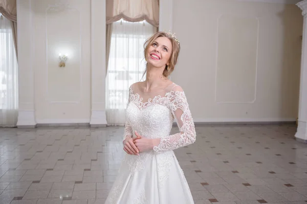 Mooie Bruid Een Trouwjurk — Stockfoto