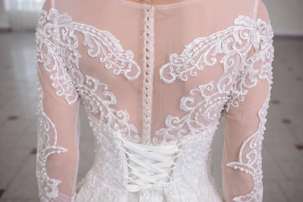 背面からウェディング ドレスの美しい花嫁 — ストック写真