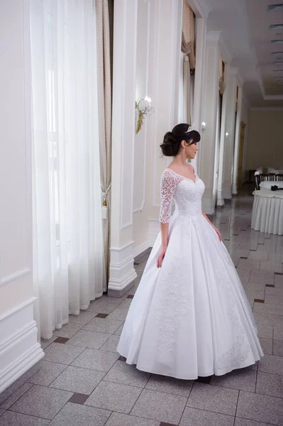 Красивая Невеста Белом Интерьере — стоковое фото
