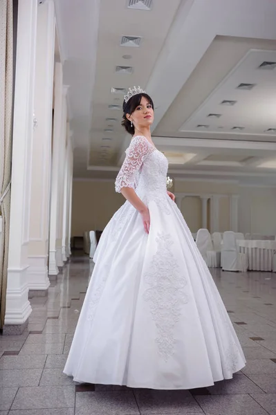 Schöne Braut Weißen Interieur — Stockfoto