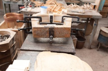 Fabrika bükülmüş ağaç ürünleri imalatı. İşleme ve yapıştırma için araçlar. Gitar ve yaylı müzik aletleri üretimi.