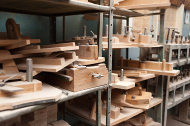Fabrika bükülmüş ağaç ürünleri imalatı. İşleme ve yapıştırma için araçlar. Gitar ve yaylı müzik aletleri üretimi.