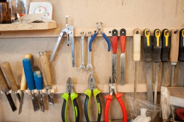 Fabrika bükülmüş ağaç ürünleri imalatı. İşleme ve yapıştırma için araçlar. Gitar ve yaylı müzik aletleri üretimi.