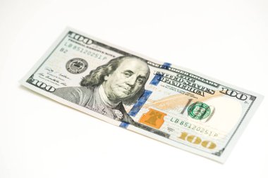 Beyaz arka plan üzerinde 100 dolarlık banknot