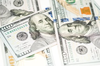 Beyaz arka plan üzerinde 100 dolarlık banknot