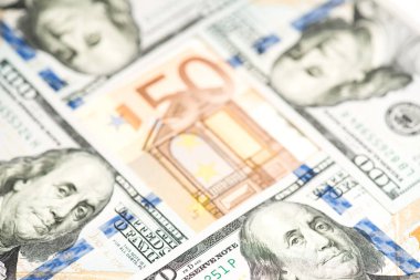 Beyaz arka plan üzerinde 100 dolarlık banknot
