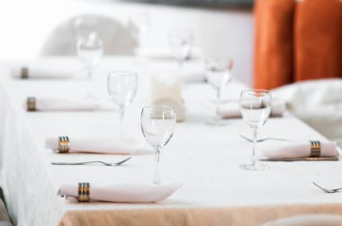 Süslenmiş Ziyafet masa, çatal bıçak takımı. Düğün dekor Ziyafet salonunda. Festival tablo, plaka, peçete, bıçak, çatal porsiyon. Tablo ayarı dekorasyon. Romantik bir akşam yemeği ya da diğer olaylar.