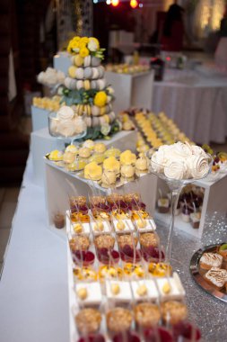 Yeni evli çift için düğün pastası. Çikolata düğün tablo