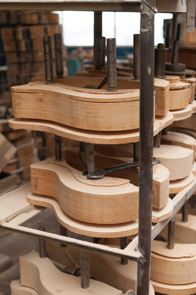 завод по производству согнутых изделий из древесины. Инструменты для обработки и склеивания. Производство гитар и струнных музыкальных инструментов
.