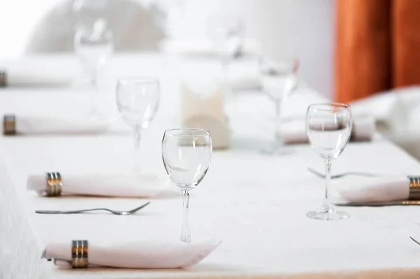 刃物で飾られたバンケット テーブル 宴会場での結婚式の装飾 お祝いテーブル ナプキン ナイフ フォークのサービング テーブル設定の装飾 ロマンチックなディナーやその他のイベント — ストック写真