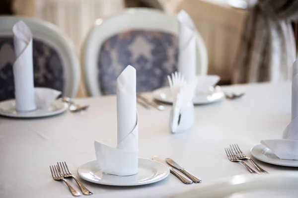 刃物で飾られたバンケット テーブル 宴会場での結婚式の装飾 お祝いテーブル ナプキン ナイフ フォークのサービング テーブル設定の装飾 ロマンチックなディナーやその他のイベント — ストック写真