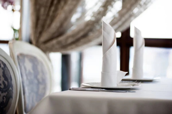 Banquete Mesa Decorada Com Talheres Decoração Casamento Salão Banquete Servir — Fotografia de Stock