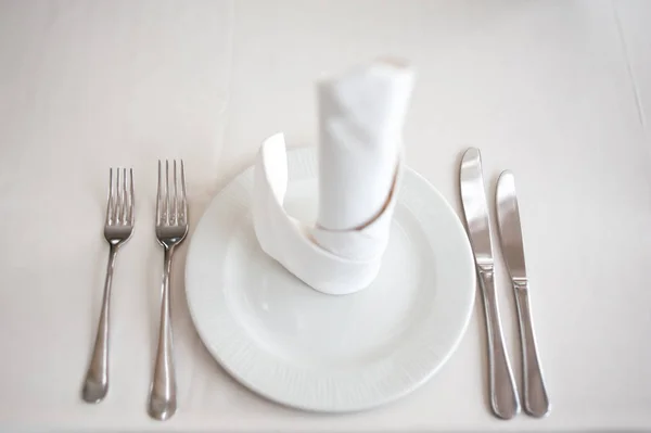 Banketttisch Mit Besteck Hochzeitsdekor Bankettsaal Servieren Einer Festlichen Tafel Teller — Stockfoto