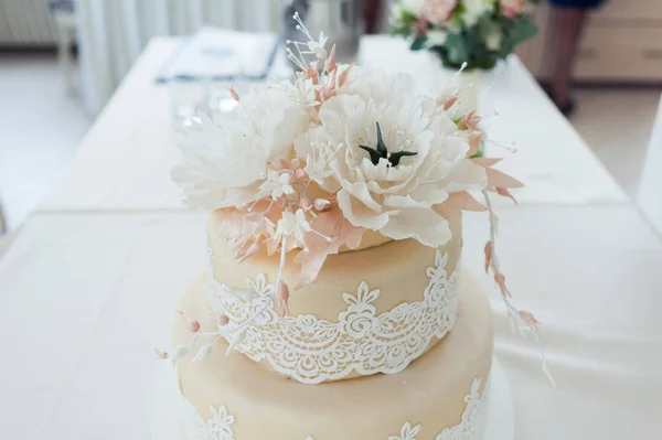新婚カップルのためのウェディング ケーキ 結婚式のテーブルに棒キャンディ — ストック写真