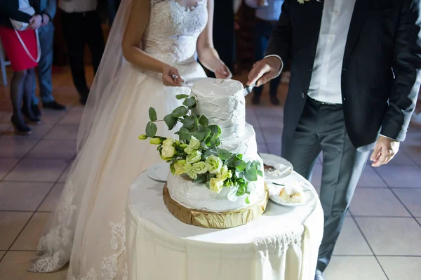 Esküvői Torta Newlywed Pár Cukorkát Esküvői Asztalra — Stock Fotó